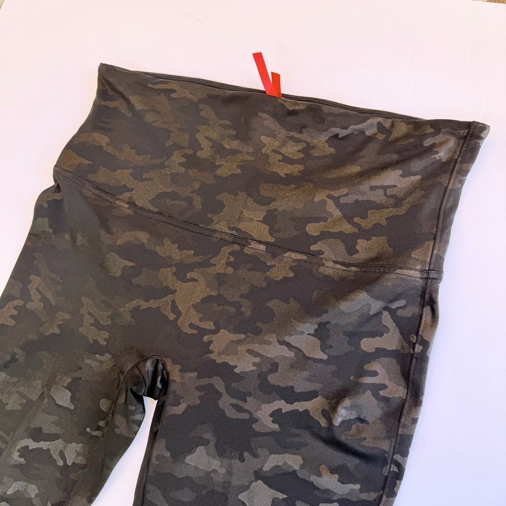 Woman’s Spanx Brand Stretch Pants Black Camo Size 2X - Picture 2 of 6